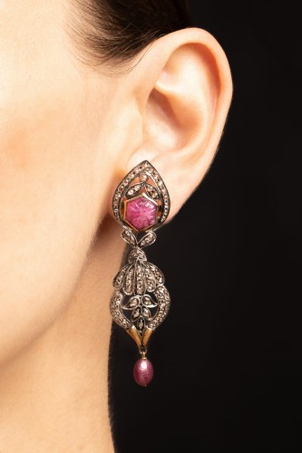 kolczyki wiszące z rubinami i rozetami diamentowymi