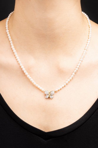 Naszyjnik z pereł i zawieszką z motylkiem z diamentami