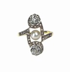 Pierścionek z początku XX wieku z perłą i diamentami