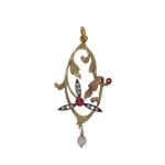 Secesyjna zawieszka z motywami kwiatowymi