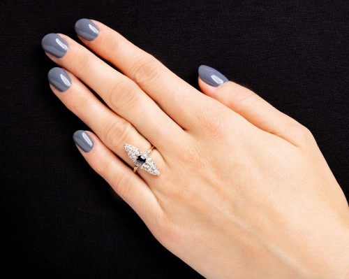 Pierścionek z 28 diamentami masy ok. 1,05 ct i szafirem 0,40 ct