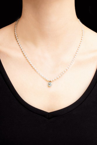 Naszyjnik z pereł i zawieszką z diamentami ok. 0,50 ct