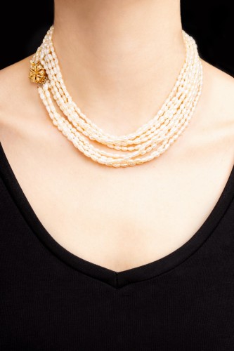 Naszyjnik z nieregularnych pereł ze srebrnym pozłacanym zapięciem