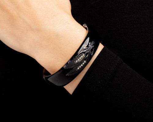 Bransoletka żałobna z perełkami z XIX wieku z czarną emalią