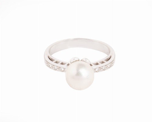 Pierścionek z perłą i z 6 diamentami w białym złocie