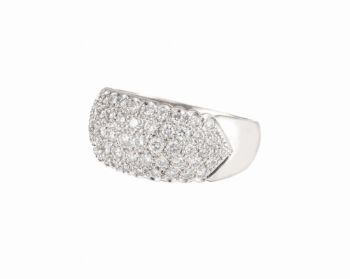 Pierścionek w białym złocie z 59 diamentami ok. 1 ct