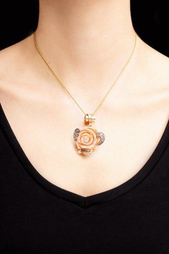 Zawieszka rzeźbiony koral w kształcie róży z rozetami diamentowymi