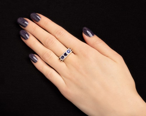 Pierścionek w białym złocie z 3 szafirami i 22 diamentami