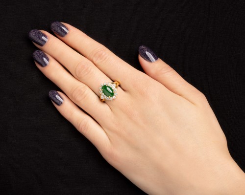 Złoty pierścionek z jadeitem i z 16 diamentami masy ok. 0,90 ct