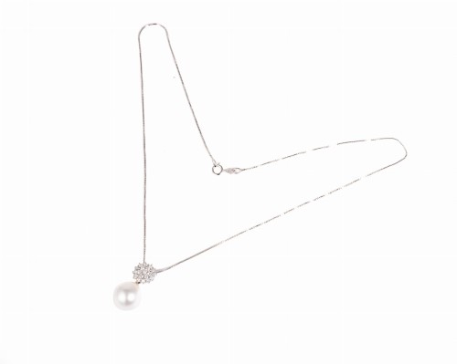 Naszyjnik z białą perłą i diamentami w złocie
