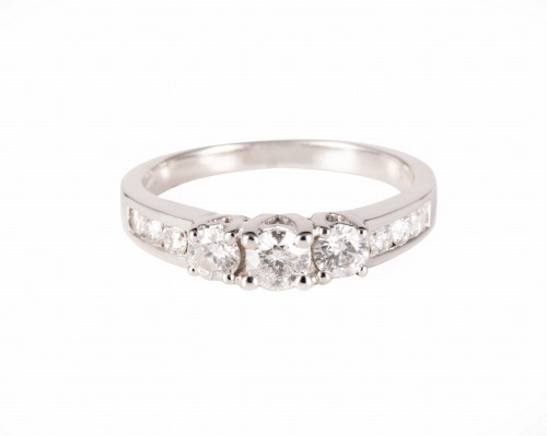 Pierścionek z 9 diamentami w białym złocie