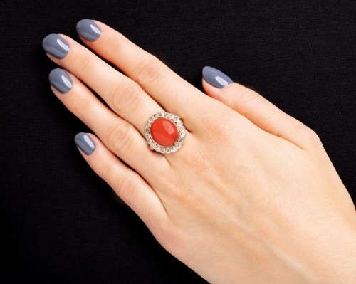 Pierścionek z koralem i rozetami diamentowymi