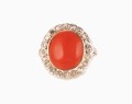 Złoty pierścionek z koralem i diamentowymi rozetami