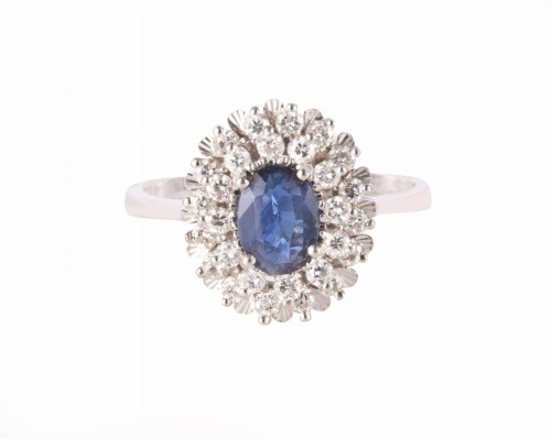 Złoty pierścionek z szafirem i diamentami w białym złocie
