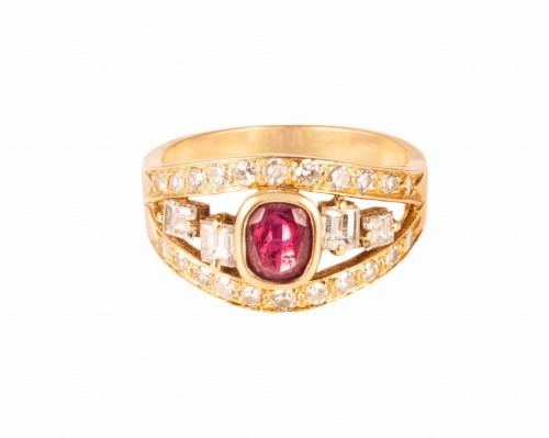 Złoty pierścionek z rubinem i diamentami