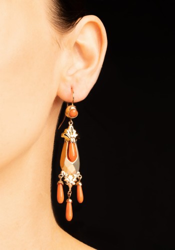 Wiszące kolczyki z koralem w żółtym złocie