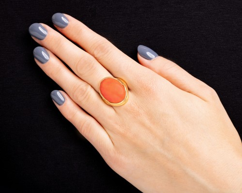 Złoty pierścionek z koralem