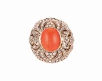 Masywny pierścionek z koralem i diamentowymi rozetami