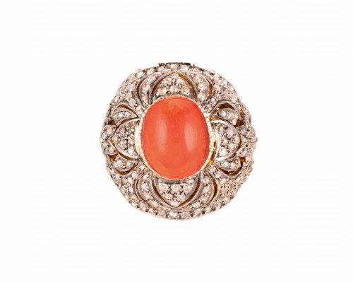 Masywny pierścionek z koralem i diamentowymi rozetami