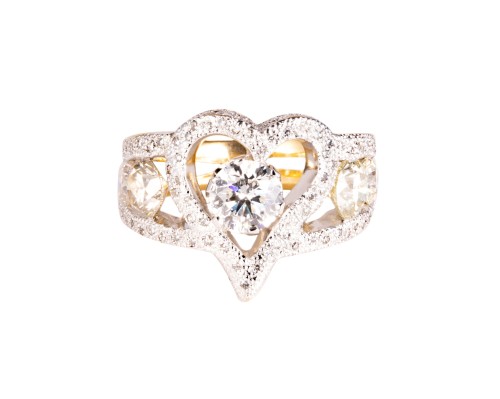 Pierścionek z białego złota w kształcie serca z brylantami