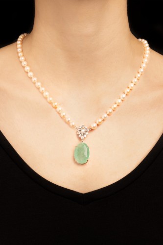 Naszyjnik z perłami Akoya, zawieszką ze szmaragdem i diamentami