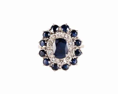 Złoty pierścionek z centralnym szafirem 0,9 ct i diamentami szafirami wokoło