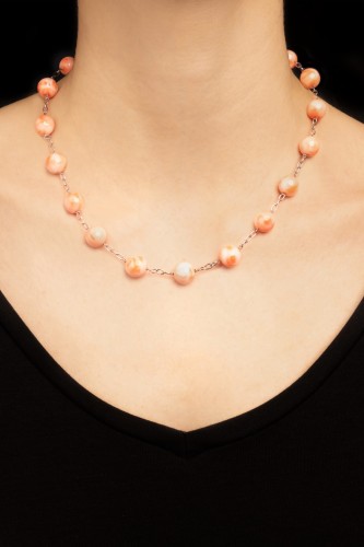 Naszyjnik z jasnego korala, w białym złocie