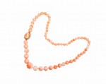 Różowy koral, stopniowany naszyjnik z rzeźbionym zapięciem