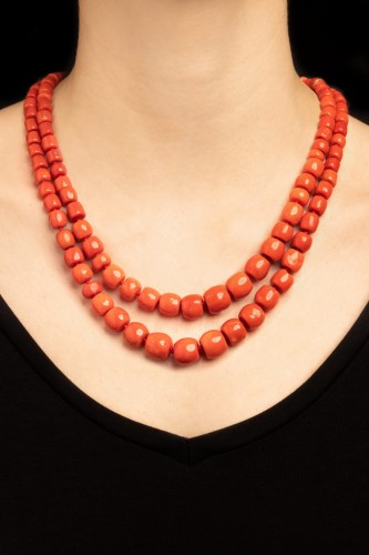 Dwurzędowe korale ze złotym zapięciem