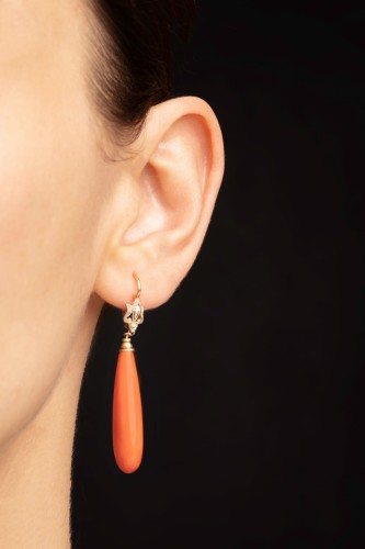 Wiszące kolczyki z koralami i diamentami