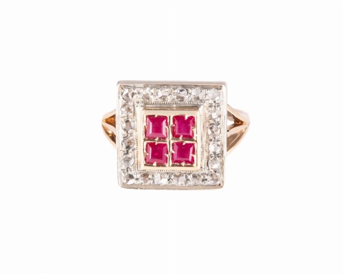 Złoty pierścionek z rubinami i rozetami diamentowymi