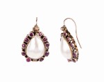 Wiszące kolczyki z perłami mabe i rubinami