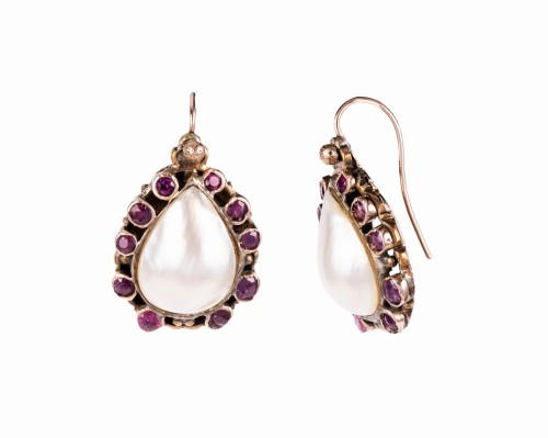 Wiszące kolczyki z perłami mabe i rubinami