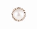 Pierścionek z perłą Mabe i rozetami diamentowymi