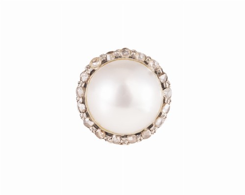 Pierścionek z perłą Mabe i rozetami diamentowymi