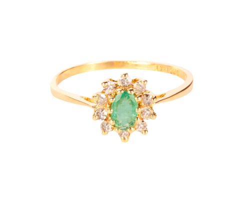 Złoty pierścionek z centralnym szmaragdem i diamentami