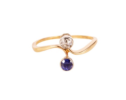 Delikatny pierścionek z diamentem i szafirem