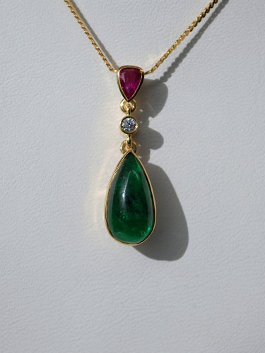 Złoty naszyjnik ze szmaragdem, rubinem oraz diamentami