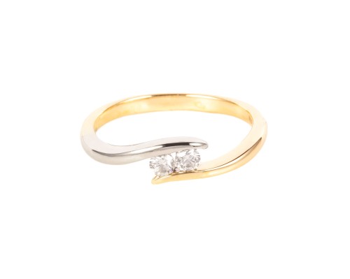 Pierścionek z dwoma diamentami, typu mijanka