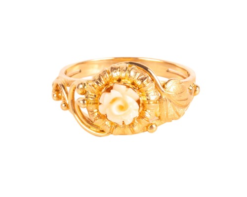Złoty pierścionek z różą z rzeźbionego koralu