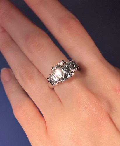 Pierścionek z diamentami, centralny ok. 2,70 ct, w  białym złocie