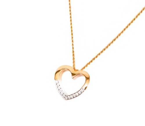 Złoty naszyjnik z sercem z diamentami