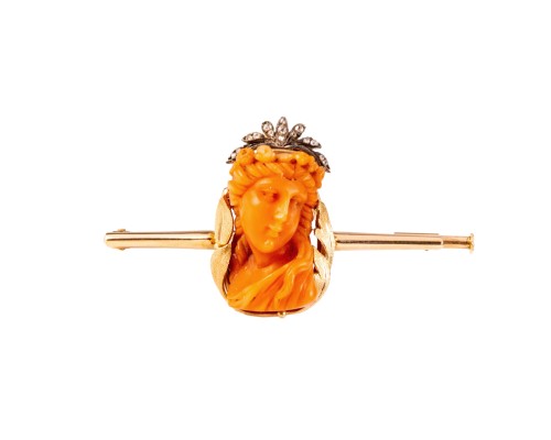 Broszka z rzeźbionym koralem i rozetami diamentowymi