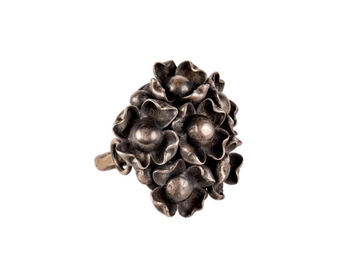 Srebrny pierścionek z kwiatami, motyw florystyczny