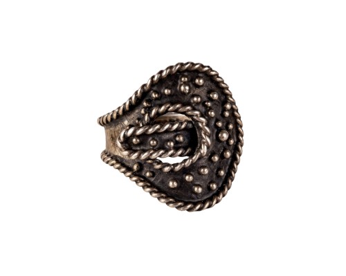 Srebrny pierścionek z motywem klamry