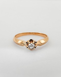 Pierścionek zaręczynowy z diamentem