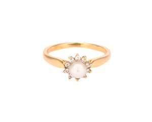 Złoty pierścionek z perłą otoczoną diamentami