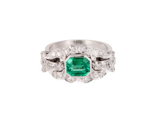 Pierścionek ze szmaragdem ok. 0,90 ct i diamentami