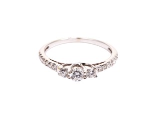 Diamentowy pierścionek w białym złocie