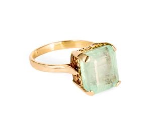 Złoty, ozdobny pierścionek ze szmaragdem